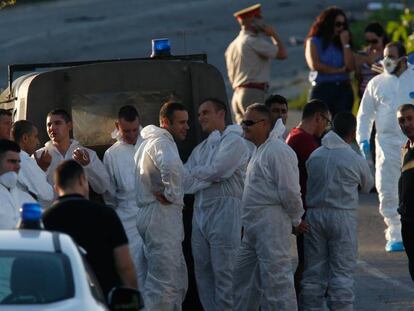 Legistas perto do carro-bomba que matou Caruana Galizia