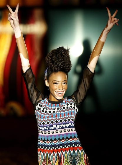 La modelo Winnie Harlow abrió el desfile de Desigual con el que se inauguró la Mercedes-Benz Fashion Weeek Madrid.