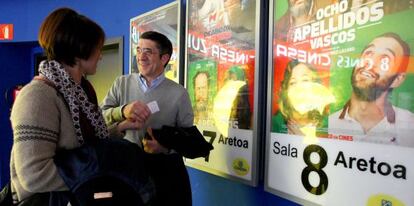 El ex-lehendakari Patxi L&oacute;pez y su mujer Bego&ntilde;a Gi&ntilde; en l&ntilde;os cines Zubiarte de Bilbao para ver la pel&iacute;cula &#039;Ocho apellidos vascos&#039;.