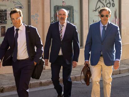 De derecha a izquierda, el juez Manuel Penalva, el fiscal Miguel Ángel Subirán y el abogado de ambos, Javier Barinaga, este lunes, en Palma de Mallorca.