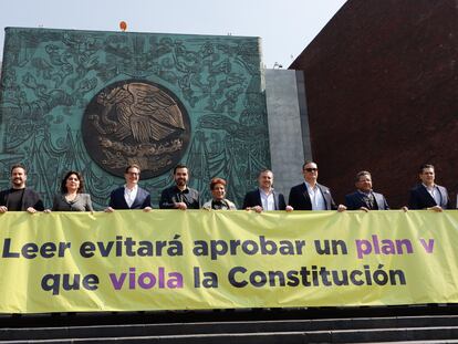 Grupo Parlamentario de Movimiento Ciudadano, protestan en contra del "Plan B" de la Reforma Electoral, este martes frente al Congreso.