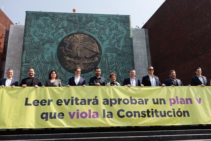 Grupo Parlamentario de Movimiento Ciudadano, protestan en contra del "Plan B" de la Reforma Electoral, este martes frente al Congreso.