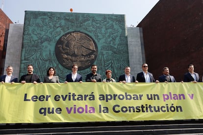 Grupo Parlamentario de Movimiento Ciudadano, protestan en contra del "Plan B" de la Reforma Electoral, este martes frente al Congreso.