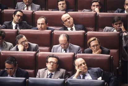 Rodrigo Rato, segundo por la izquierda en la fila superior, en su primera legislatura como diputado En la foto, con Fraga, Rodríguez de Miñón, Matutes y Gallardón, entre otros diputados, en una sesión del Congreso en 1985.