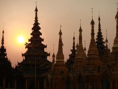 Perfil de la pagoda Shwedagon, icono de Yang&oacute;n, en Myanmar (antigua Birmania).