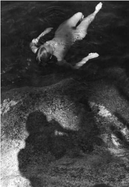 Una de las obras de la estadounidense Imogen Cunningham, 'Autorretrato con Jane Foster, en el lago Tenaya' (1939). Cunningham fue una de las pioneras en la fotografía del siglo XX.