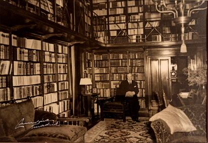 Agustín González de Amezúa y Mayo en su biblioteca, en una imagen facilitada por la familia.