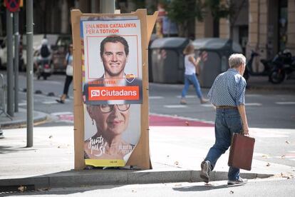 Un cartel electoral de Junts pel Sí bajo otro de Albert Rivera.