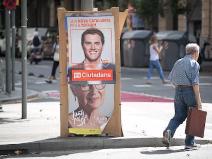 Un cartel electoral de Junts pel S&iacute; bajo otro de Albert Rivera. 