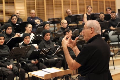 Con todo el mundo listo, 45 minutos antes de que comience la función, llega el momento de la vocalización, el último ensayo del coro antes de salir a escena. El director, en este caso Andrés Máspero, es extremadamente preciso y da indicaciones hasta después de la última representación. “Hay que ser siempre puntuales. Pero eso implica no llegar tarde ni tampoco antes, sino exactamente a tiempo”, reitera. Un buen símil de lo que pasa también en el escenario (y fuera de él) una vez que se levanta el telón.