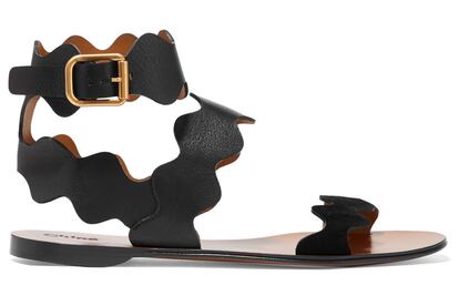 El festoneado de estas sandalias de Chloé las convierte en un diseño atemporal y único al mismo tiempo (495 euros).