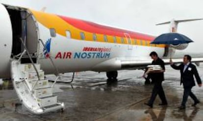 Un avión de la compañía aérea Air Nostrum en el aeropuerto de Hondarribia (Gipuzkoa). EFE/archivo