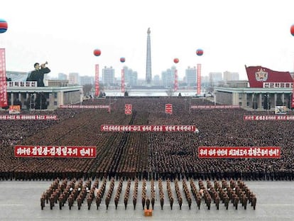 Fotografía difundida por la agencia oficial de noticias de Corea del Norte de un desfile en Pyongyang para celebrar el lanzamiento, el 7 de febrero, de un cohete de largo alcance.