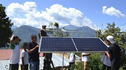 Ebilardo Martínez, pupilos y técnicos en la instalación de la celda fotovoltaica