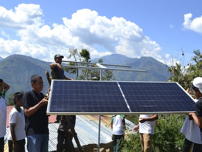 Ebilardo Martínez, a la izquierda del panel, colabora con pupilos y técnicos en la instalación de la celda fotovoltaica.