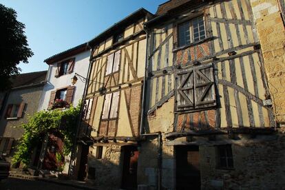 Vista de la plaza de la Mirpe, una de las más encantadoras, ya que preserva ese singular estilo arquitectónico del medievo de casas típicas de adobe con cimientos de piedra, entramados de madera y ladrillos aparejados en forma de espinas de pez.