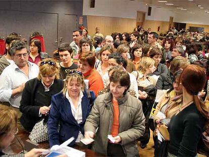 Empleados de Justicia del País Vasco en el momento de la votación, ayer en Bilbao.