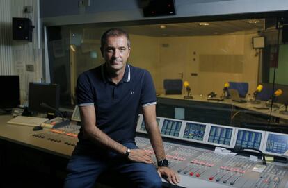 El periodista Manu Carre&ntilde;o, en los estudios de la Cadena SER en Madrid.