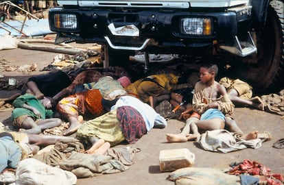 En 22 de abril de 1995, 10 meses después del final del genocidio, mas de 5.000 refugiados hutus fueron asesinados en el campo de refugiados de Kibeho, en lo que se conoce como la mayor matanza ocurrida en Ruanda desde el final de la guerra civil que acabó con la vida de un millón de personas.