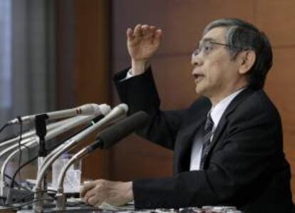 El gobernador del Banco de Japón, Haruhiko Kuroda, comparece en una rueda de prensa en Tokio, Japón. EFE/Archivo