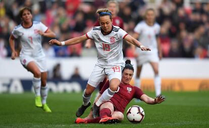 Amanda Sampedro disputa un balón con Jade Moore durante el amistoso entre Inglaterra y España.