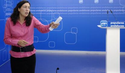 La secretaria general del PP andaluz, Dolores López Gabarro, en Sevilla. / PACO PUENTES