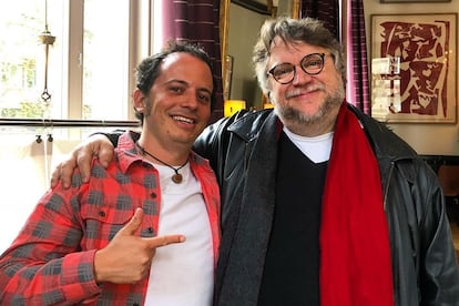Isaac Ezban y Guillermo del Toro en el Festival Internacional de Cine de Bogotá (Colombia), en 2018.