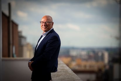 Ángel Olivares, presidente de la Feindef, el 6 de mayo de 2025, en la terraza de su oficina en el centro de Madrid. 
