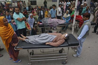 Na Índia, os tremores foram sentidos com especial virulência na região da Caxemira, no noroeste do país e fronteiriça com Paquistão. Na imagem, pacientes de um hospital são evacuados depois do terremoto na cidade índia de Jammu.