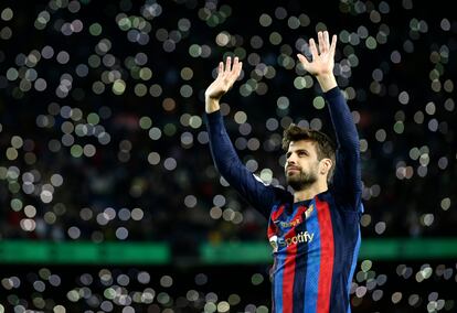 Gerard Piqué se despide del Camp Nou después del partido entre el Barcelona y el Almería este sábado.