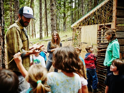 Aunque los gurús recomienden salir de la zona de confort, tu hijo estará muy feliz si en el campamento están sus amigos.