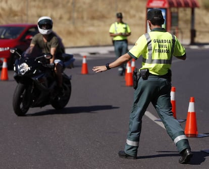 Un guardia civil realiza un control en una carretera madrile&ntilde;a.