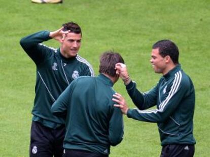 Cristiano, Coentrão y Pepe bromean en el entrenamiento de ayer en Dortmund.