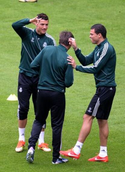 Cristiano, Coentrão y Pepe bromean en el entrenamiento de ayer en Dortmund.