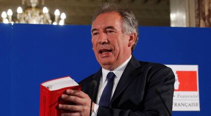 El ministro de Justicia, François Bayrou, presenta un ejemplar del Código Penal en una rueda de prensa