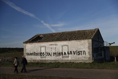 Pintada en una casa abandonada en la carretera de acceso a Retortillo.