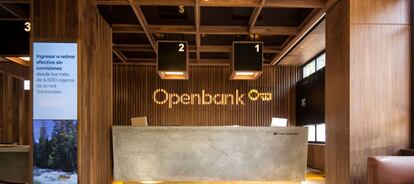 Interior de una oficina de Openbank, en una foto cedida por la entidad.