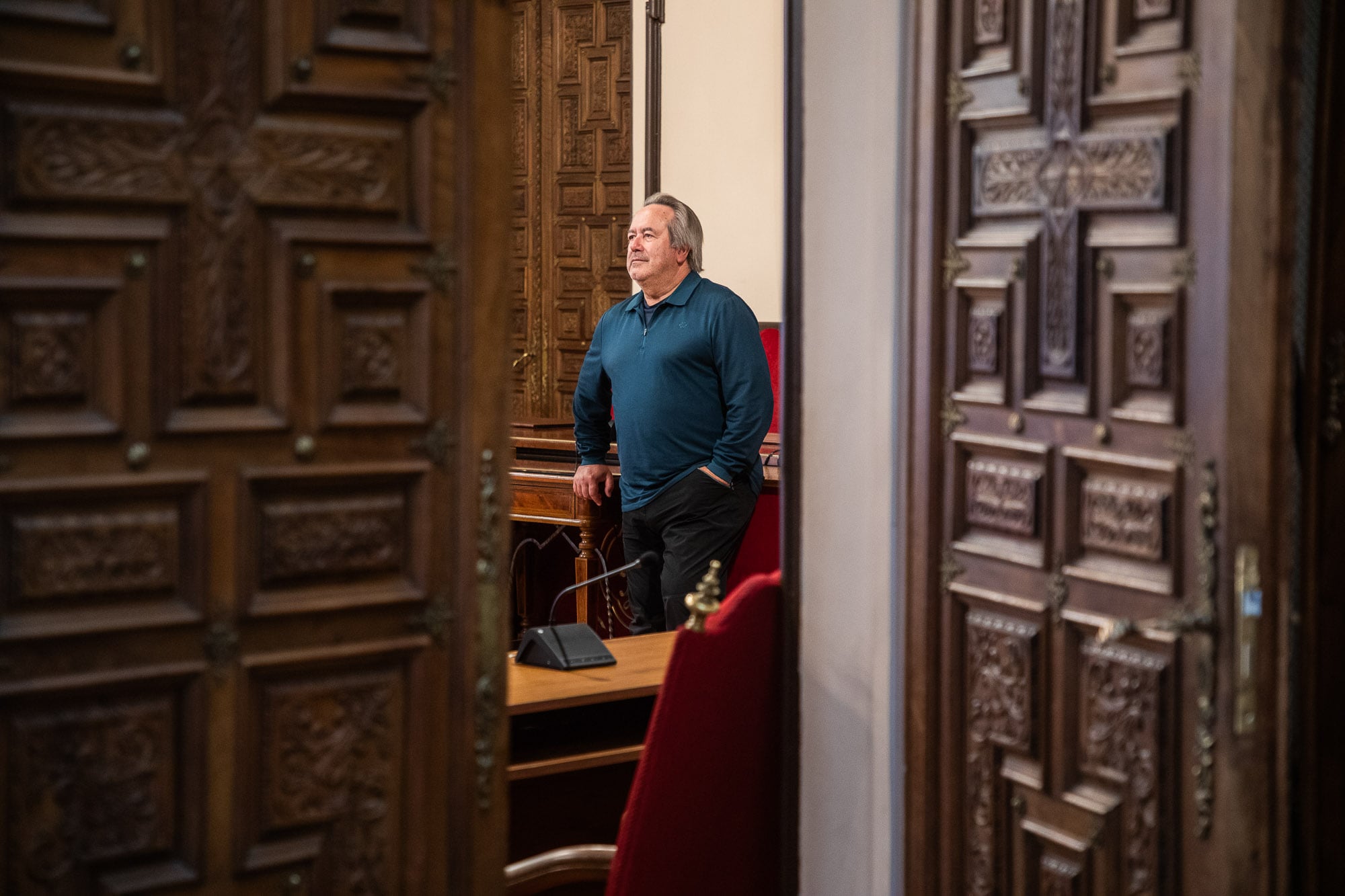 El alcalde de Zamora, Francisco Guarido, apoyado en un escritorio.