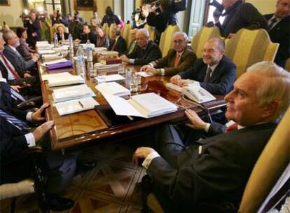 Vista general de la Sala Especial del Artículo 61 del Tribunal Supremo, encargada de decidir sobre la impugnación de las candidaturas de Askatasuna y D3M en las próximas elecciones vascas, durante la reunión celebrada ayer. Esta mañana, fuentes del alto tribunal han confirmado la decisión de dar 24 horas más a Askatasuna para que presente sus alegaciones ante las demandas del Gobierno y la Fiscalía.