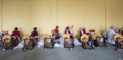 Una cooperativa de mujeres trabaja en la fabricaci&oacute;n de prendas en Addis Abeba (Etiop&iacute;a). 
