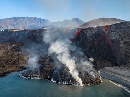 La lava emitida por el volcán ha alcanzado nuevamente las aguas del Atlántico en el entorno de la playa de Los Guirres.