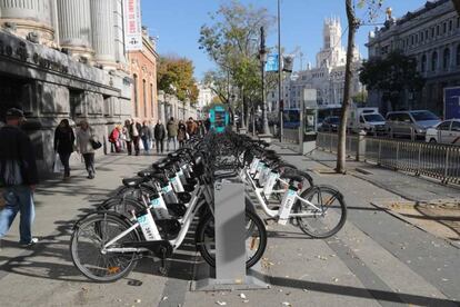 Estación de bibicletas de Bici Mad en la calle de Alcalá, cerca de la plaza de Cibeles de Madrid.