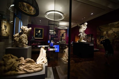 A general view of some of the exhibits within the Victoria and Albert museum's new "1600-1815" galleries in London on December 7, 2015. The V&A's seven new gallery areas hold nearly 1,100 objects and will open to the public on 9 December, 2015. 
AFP PHOTO / LEON NEAL