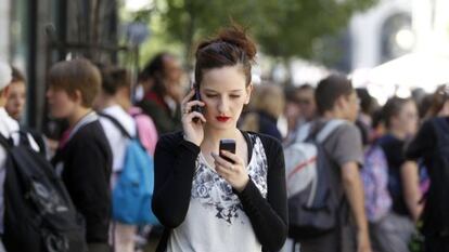 Una j&oacute;ven con el tel&eacute;fono m&oacute;vil en Madrid.