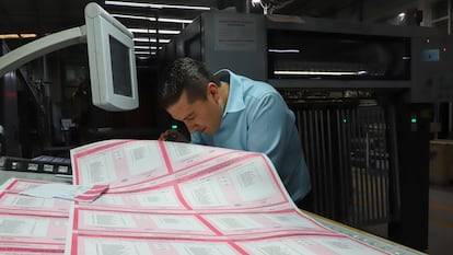 Un trabajador de Talleres Gráficos de México revisa las boletas electorales del Poder Judicial, en Ciudad de México, el 10 de abril de 2025.