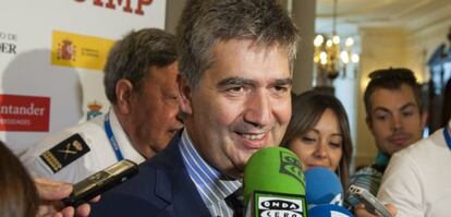 El director deneral de la Policía, Ignacio Cosidó, atiende a los medios en la Universidad Menéndez Pelayo (Santander).