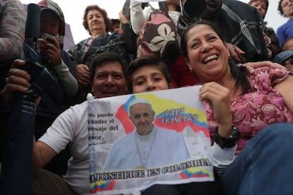 Personas esperan el paso del papa Francisco en el recorrido que lo lleva desde la base aérea de Catam hacia la Nunciatura Apostólica.