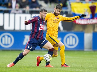 Sergi Enrich (d) durante un duelo con Gerard Piqué.