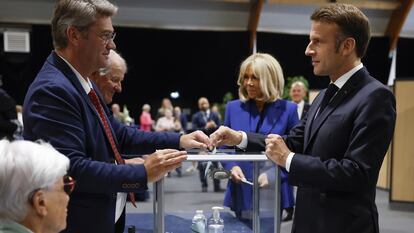El presidente galo, Emmanuel Macron, vota acompañado de su mujer, este domingo en Le Touquet-Paris-Plage, en el norte de Francia.