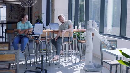 Un robot limpia una mesa en el campus de Google de Mountain View en una imagen difundida por la compañía.